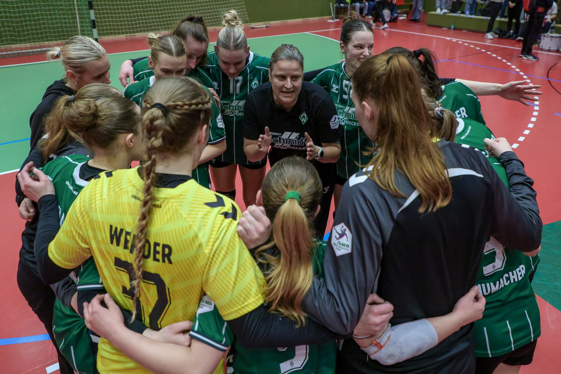 Trainerin Renee Verschuren spricht zu ihrem Team