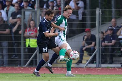 Jakob Wiehe im Duell mit einem Spieler vom VfB Oldenburg.