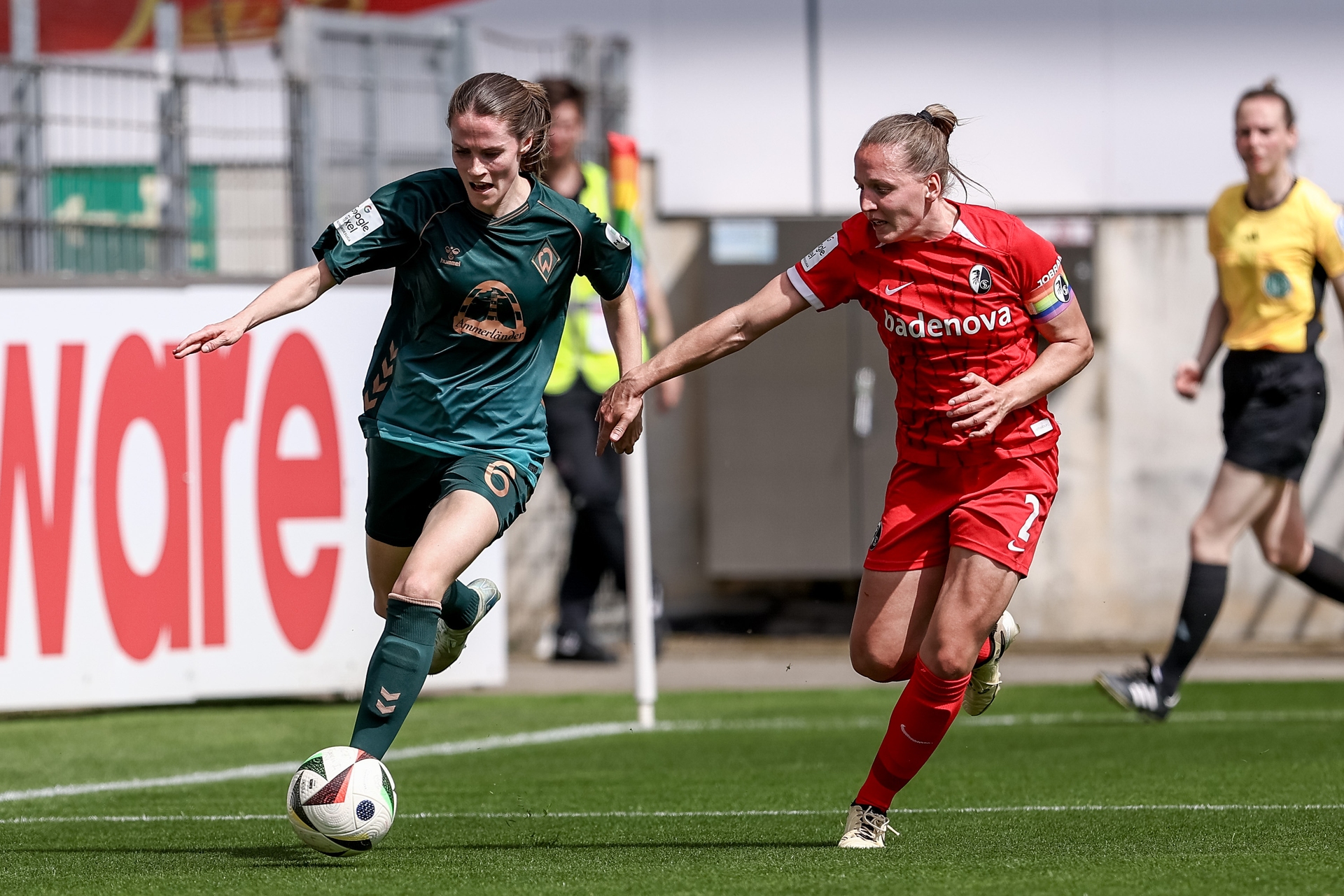 Reena Wichmann im Third-Trikot im Zweikampf gegen den SC Freiburg.