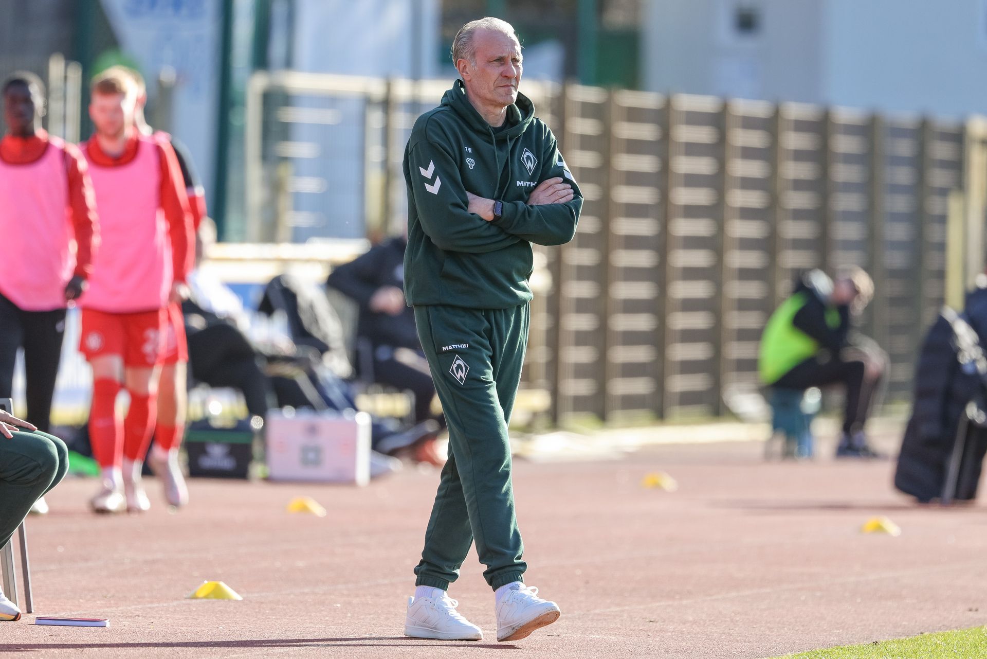 Thomas Wolter an der Seitenlinie.