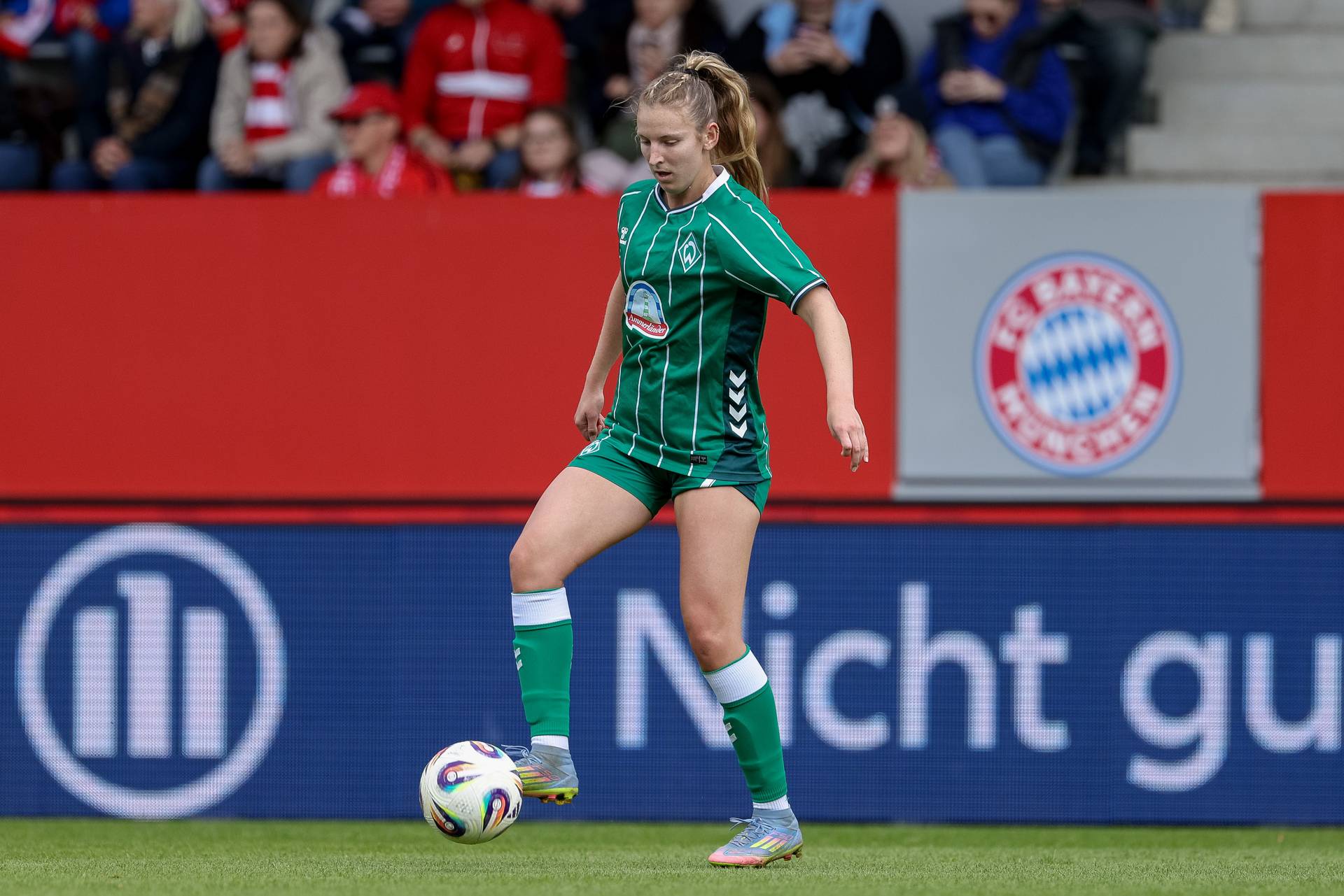 Kaylie Ronan ist im Werder-Heimtrikot am Ball.
