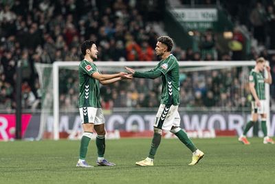 Yuki Sugawara und Justin Njinmah klatschen sich ab.