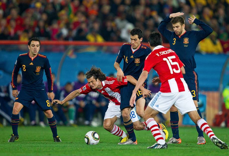 Nelson Valdez im Zweikampf mit Busquets und Piqué.