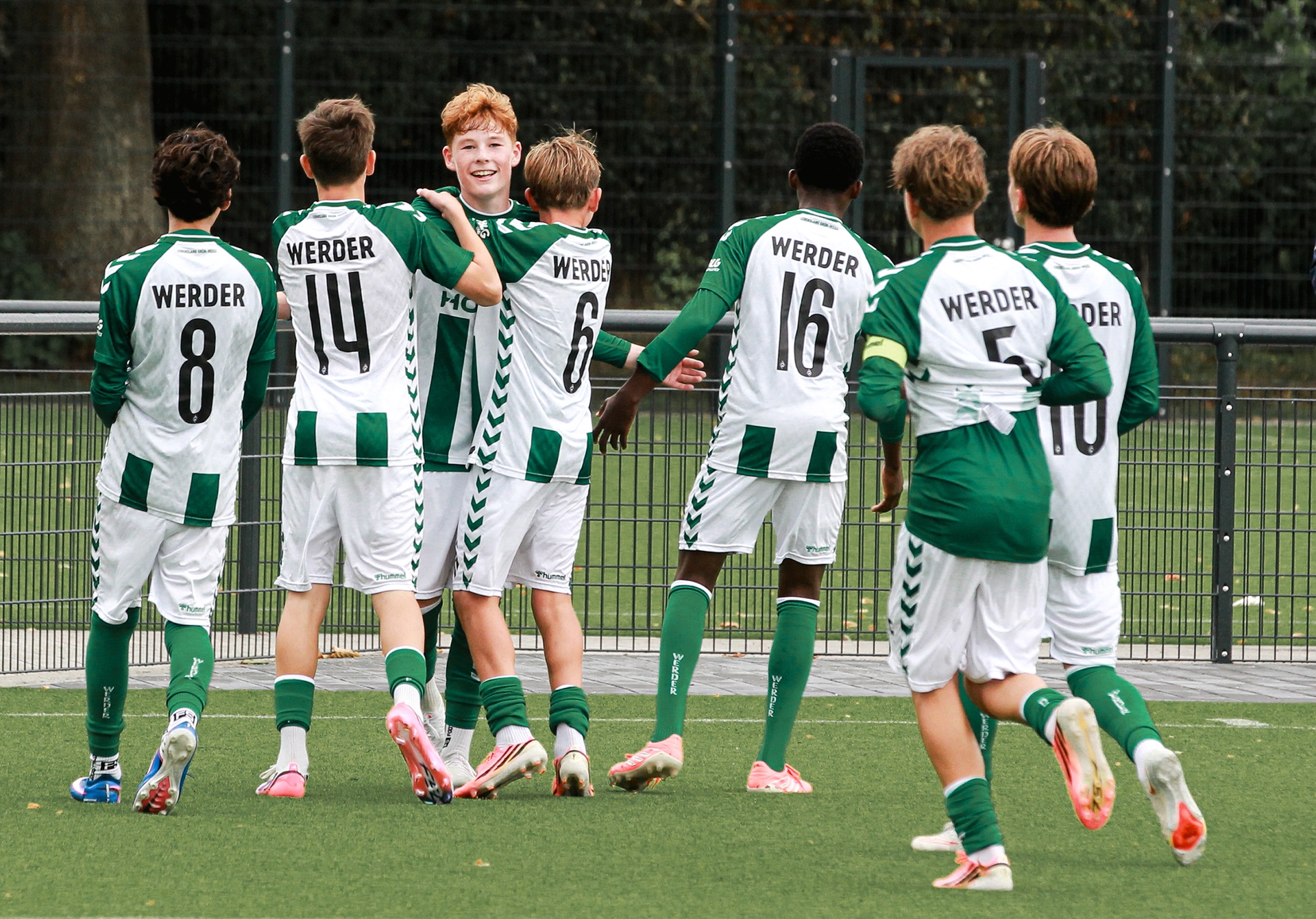 Die U15 jubelt gemeinsam.