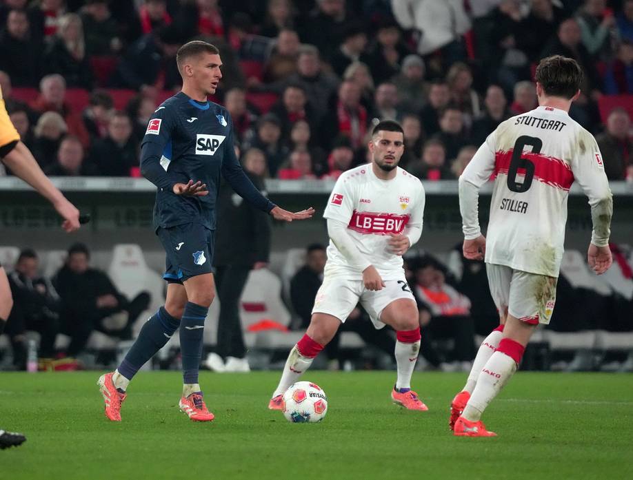Grischa Prömel mit Ball am Fuß in Stuttgart.