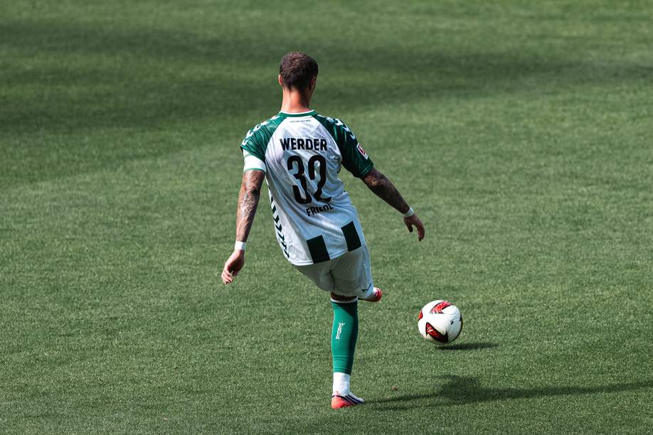 Marco Friedl spielt einen Pass.