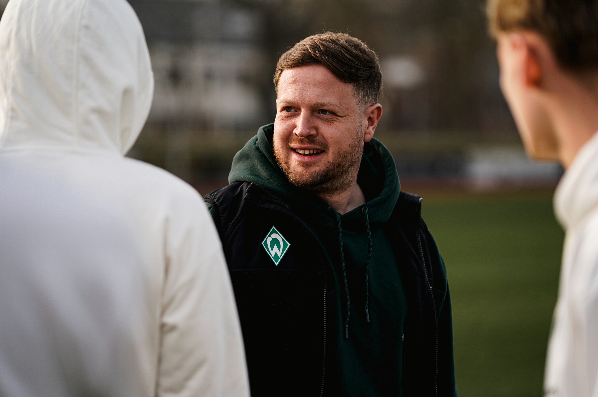 Yannick Viol trägt eine Jacke mit einer Werder-Raute auf der Brust.