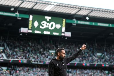 Daniel Thioune zeigt einen Daumen hoch im Weserstadion. Im Hintergrund sieht man die Anzeigetafel des Weserstadions die den Spielstand anzeigt: Werder - Leipzig 3:0.