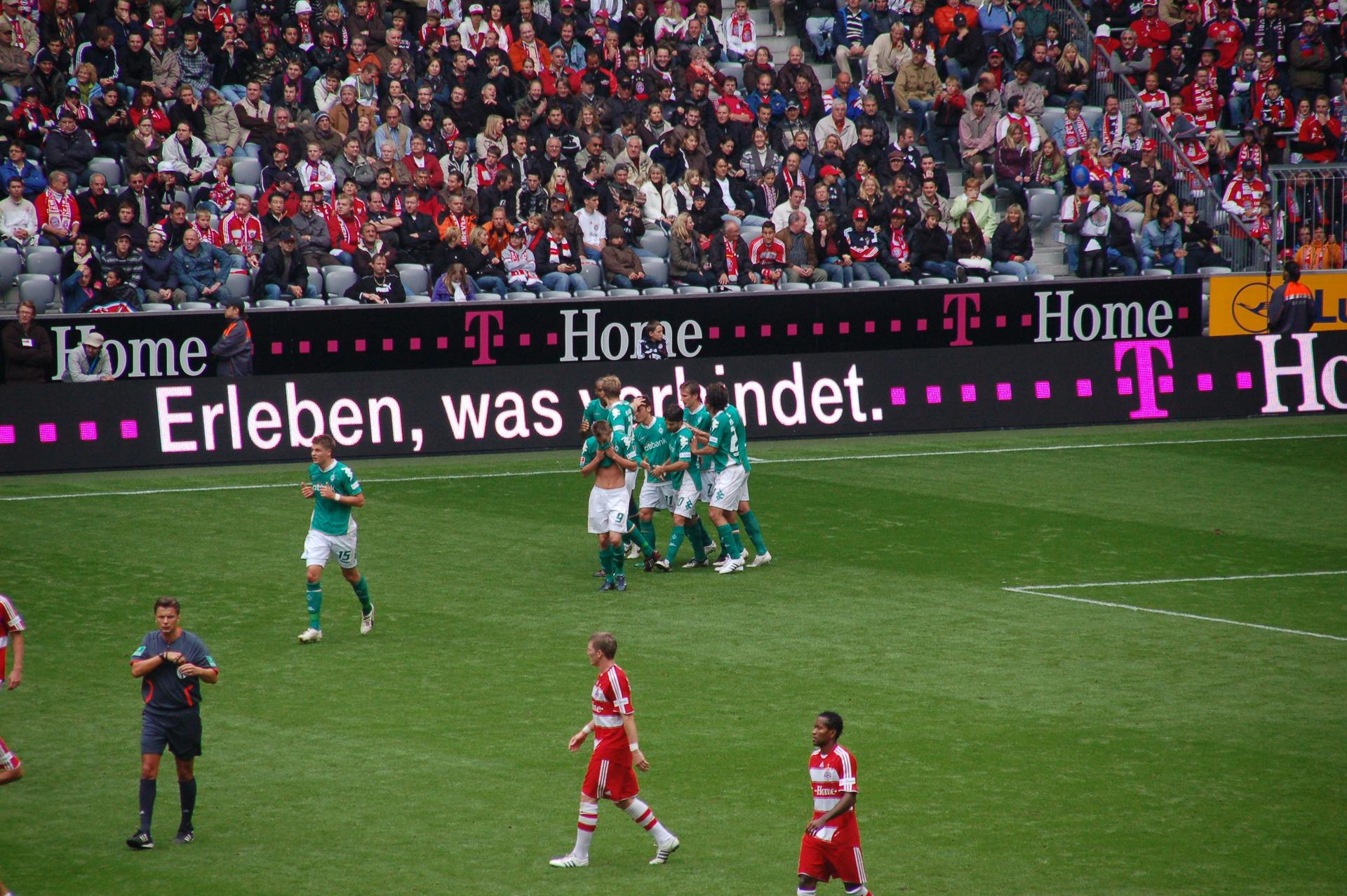Markus Rosenberg, Diego, Mesut Özil und Claudio Pizarro feiern gemeinsam in der Münchener Allianz Arena.