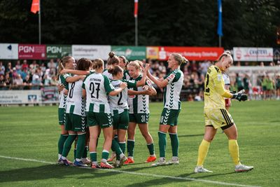Die WERDERFRAUEN jubeln geschlossen im Kreis.