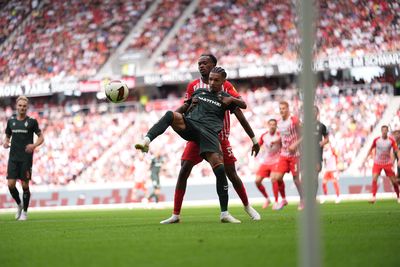 Njinmah und Makengo im Zweikampf um den Ball