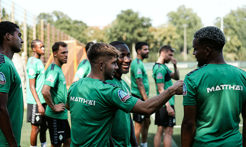 null Romano Schmid scherzt mit Naby Keita und Felix Agu beim Training.