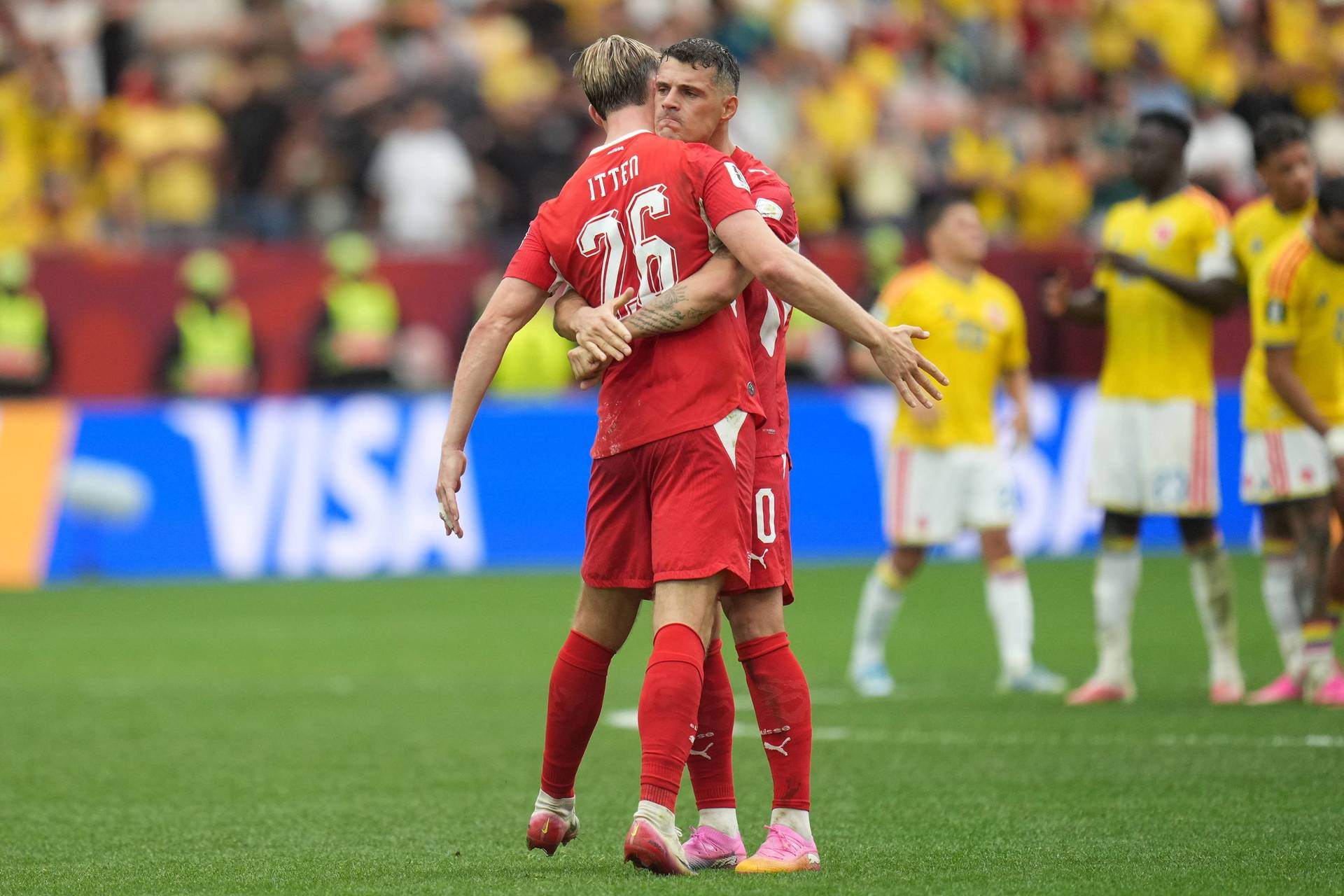 Cedric Itten umarmt Granit Xhaka.