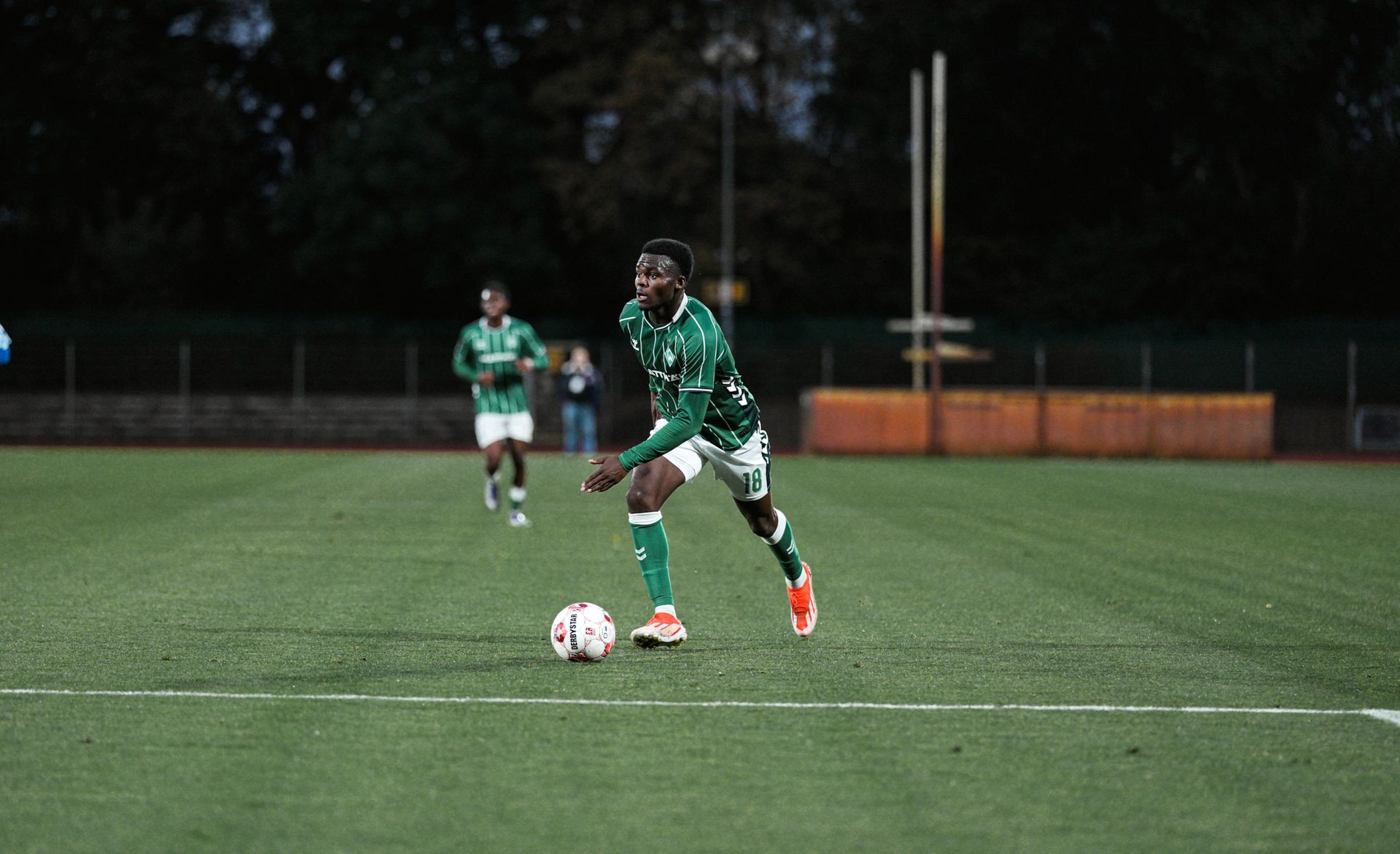 Princewill Mbock mit dem Ball am Fuß.