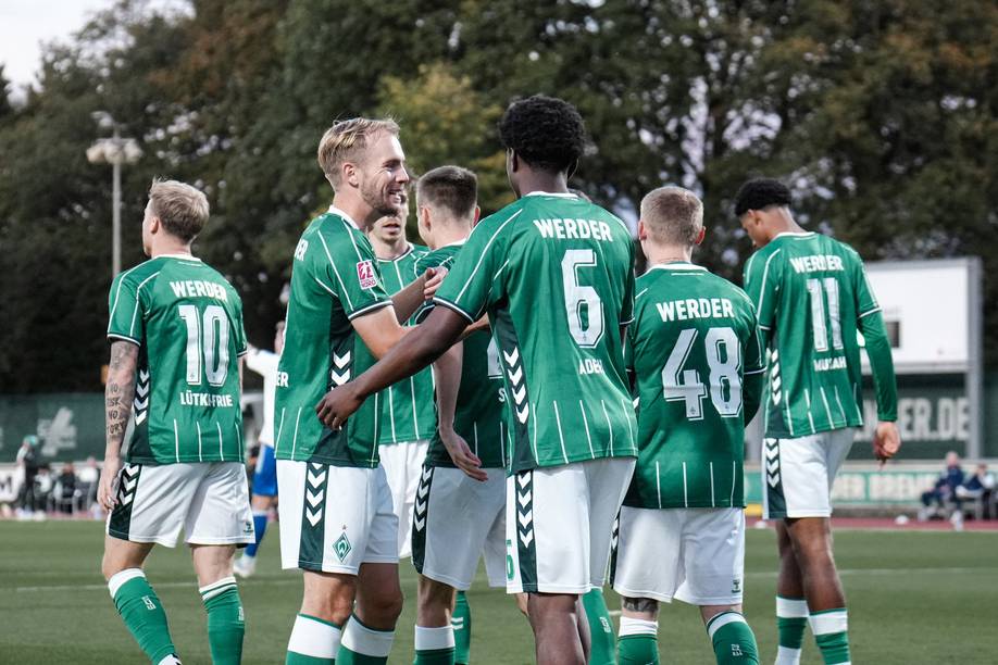 Die U23 jubelt gemeinsam und klatscht sich ab.