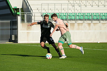Jens Stage setzt sich gegen seinen Gegenspieler im Zweikampf durch.