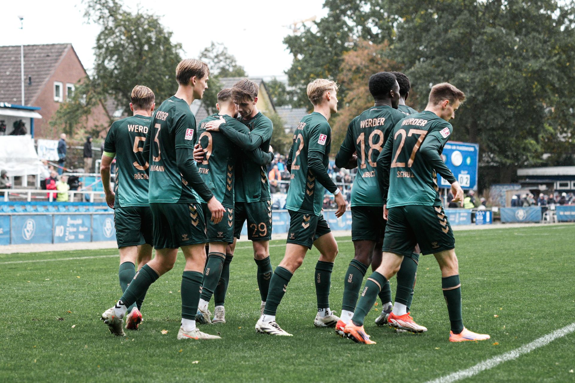 Die U23 jubelt gemeinsam.