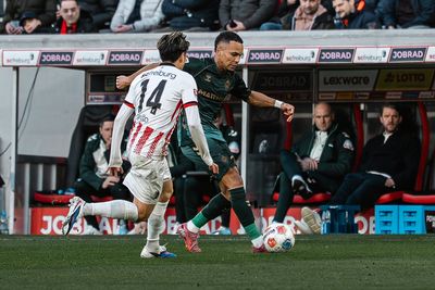 Felix Agu läuft mit dem Ball am Fuß. Ein Freiburger Spieler läuft auf ihm zu. Im Hintergrund ist die Trainerbank zu sehen.
