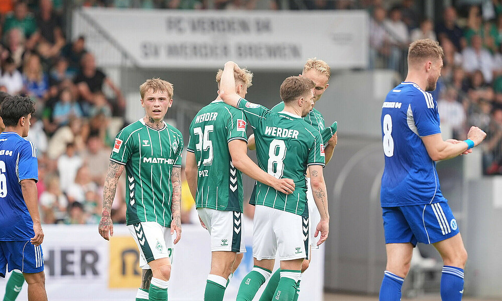 Die Spieler feiern ein Tor. 