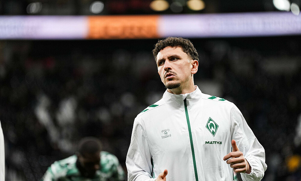 Milos Veljkovic vor dem Spiel in Frankfurt in Trainingsklamotten