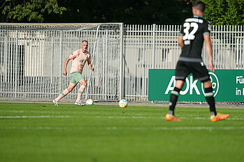 Tim Jusin Dietrich mit dem Ball am Fuß.