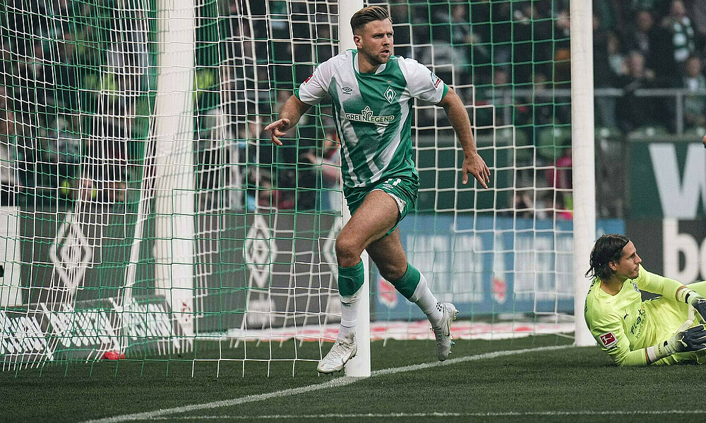 Niclas Füllkrug dreht nach einem Tor gegen Gladbach jubelnd ab.