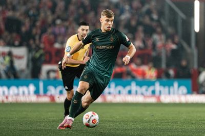 Keke Topp mit Ball am Fuß im Trikot "Third".