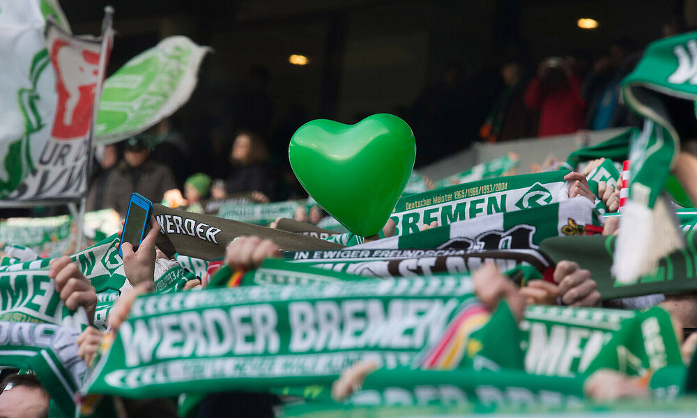 null Herz-Luftballon und Werder-Schals werden hochgehalten
