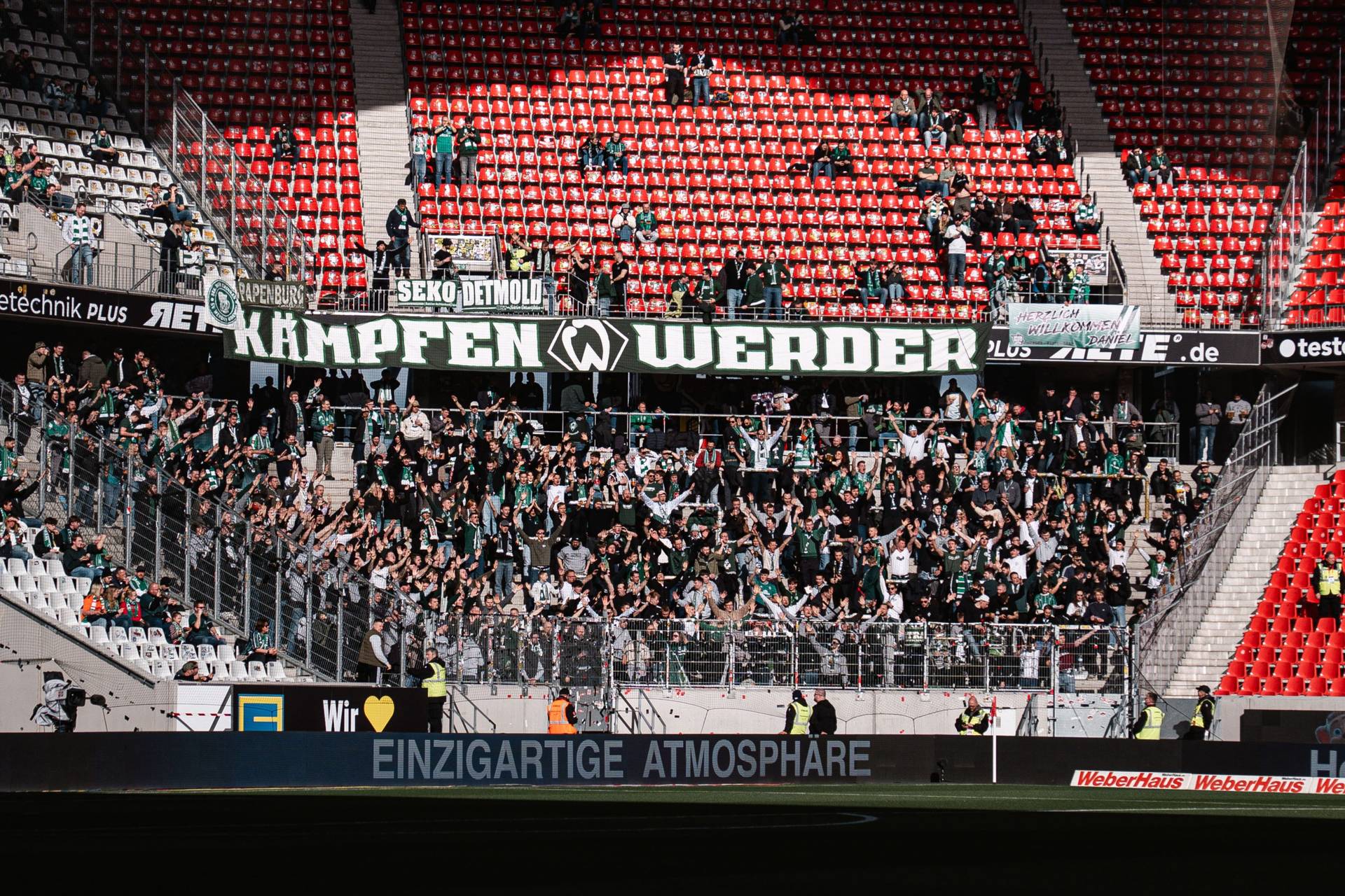 Die Werder-Fans stehen gesammelt im Auswärtsblock des Europa-Park-Stadions.