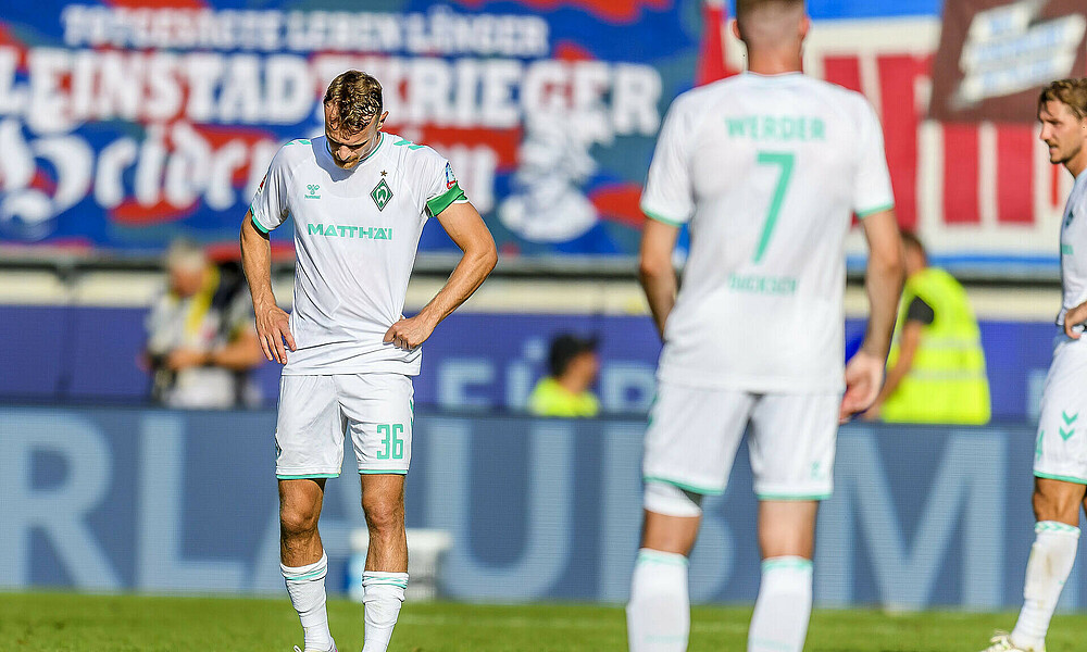 Christian Groß mit dem Kopf nach unten gerichtet. 