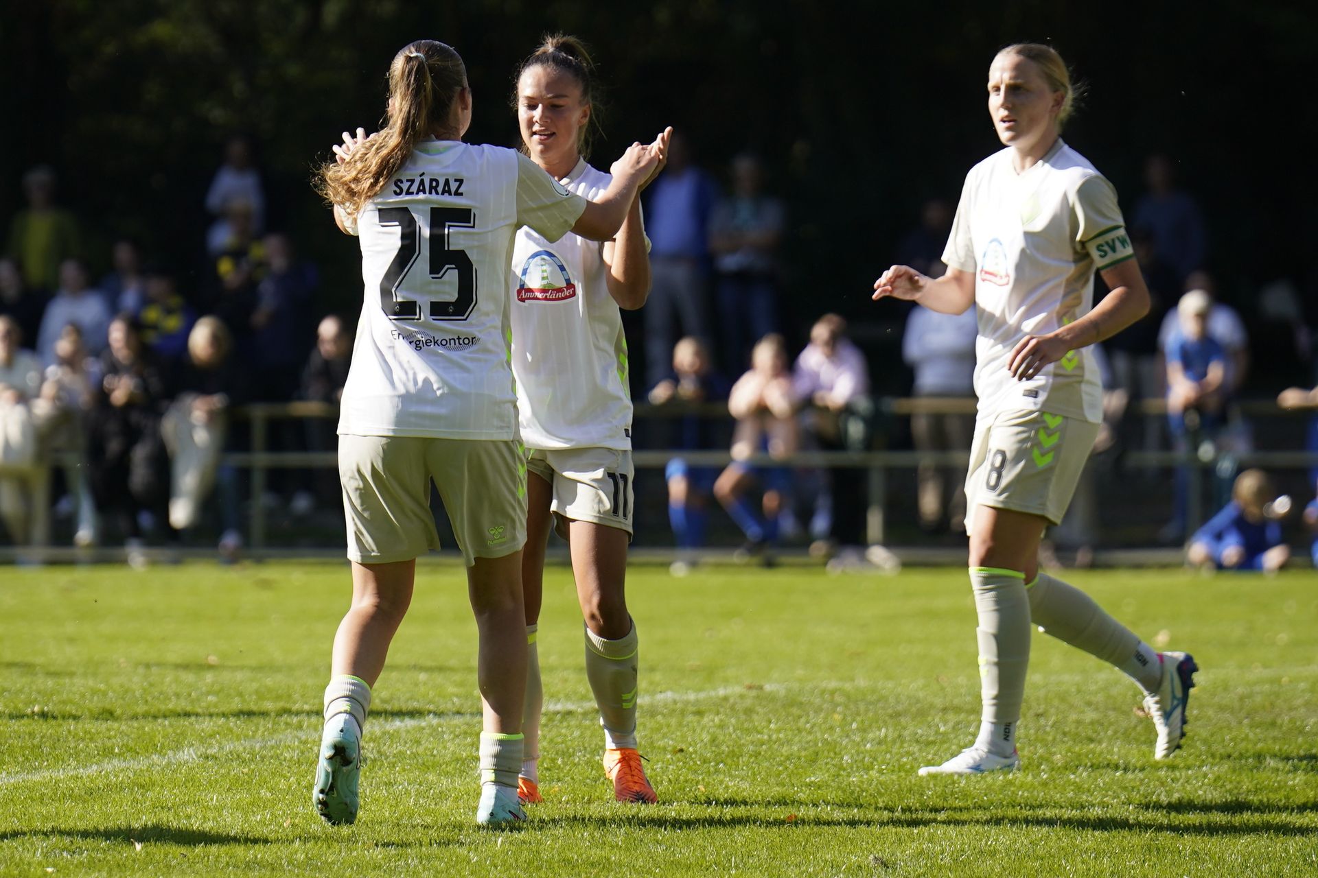 Maja Sternad und Lina Száraz jubeln gemeinsam.