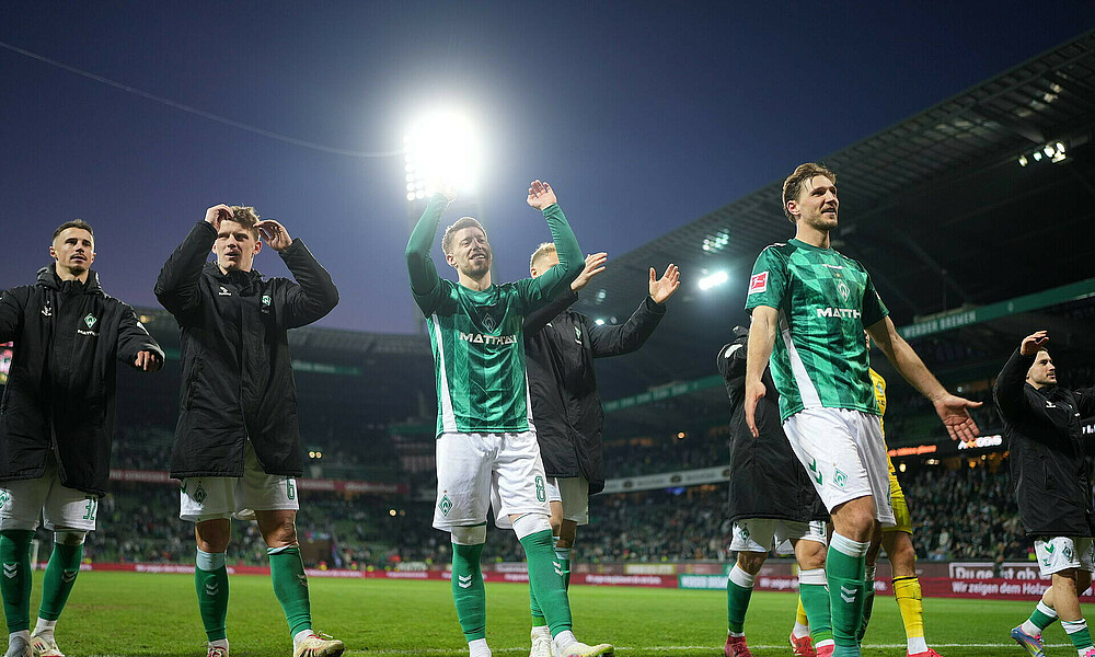 null Die Mannschaft feiert vor der Kurve.