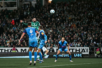 Oliver Burke steht in der Luft. 