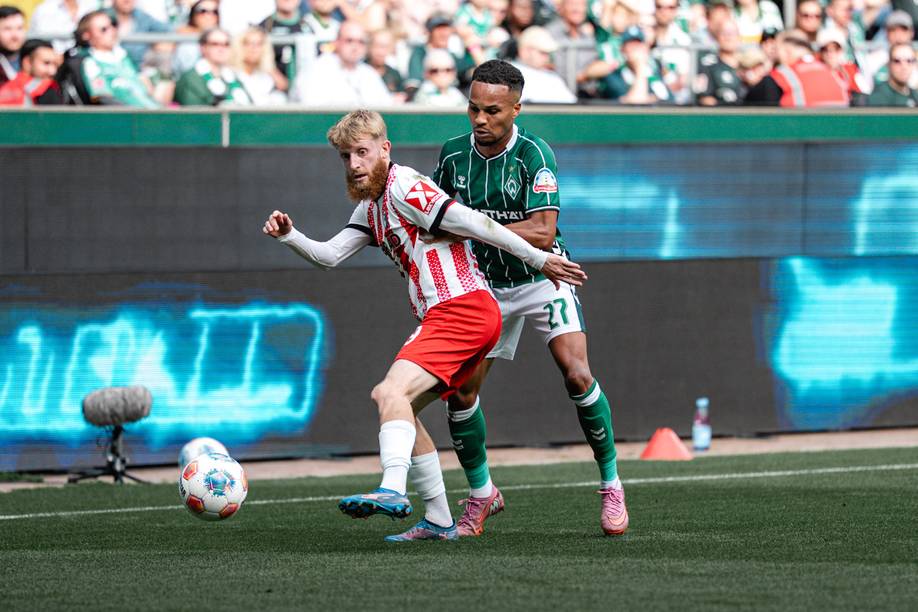 Freiburgs Jan-Niklas Beste schirmt den Ball mit seinem Körper ab, Felix Agu versucht an ihm vorbei zu kommen.