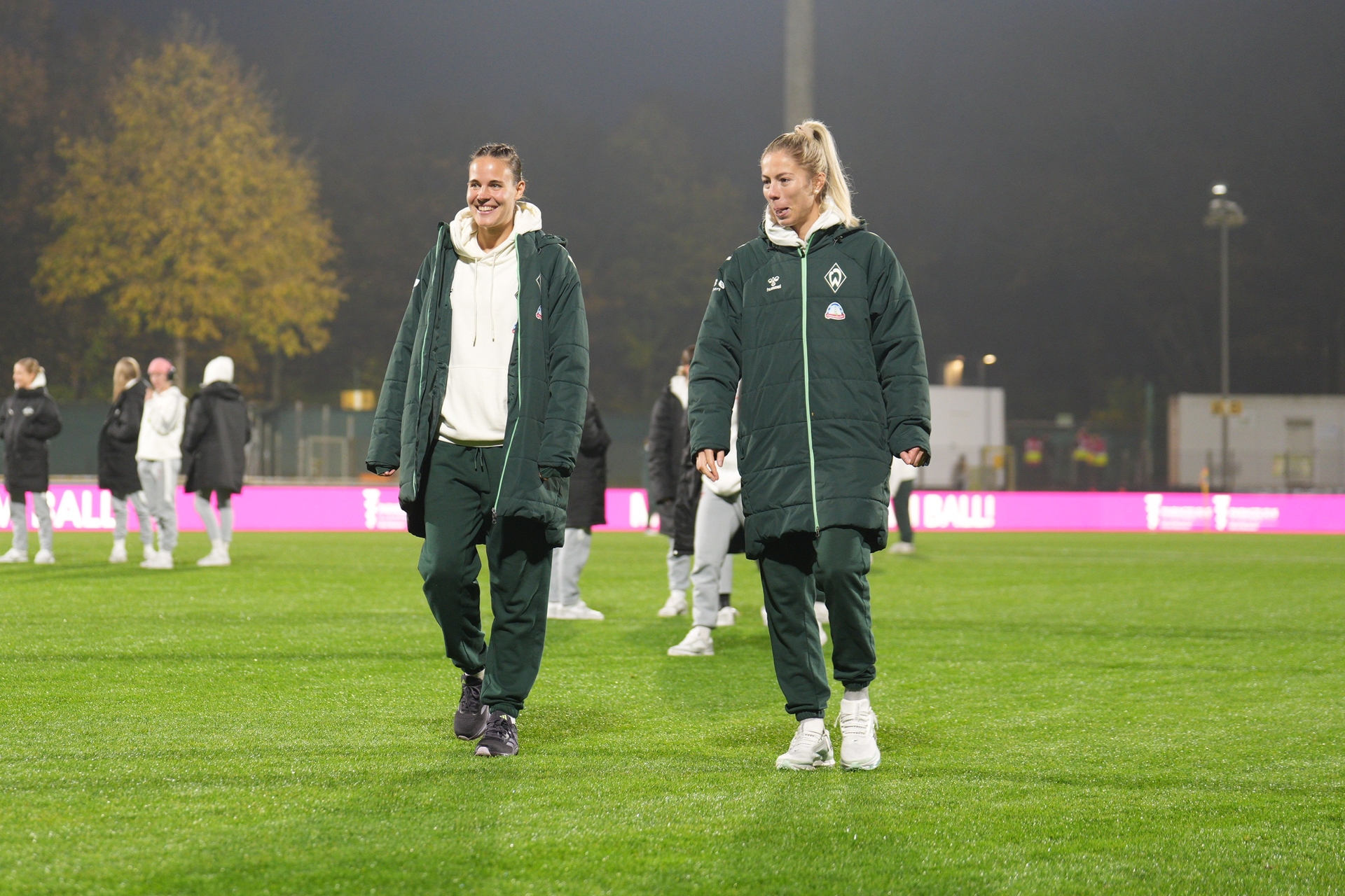 Hanna Nemeth und Sharon Beck bei der Platzbegehung