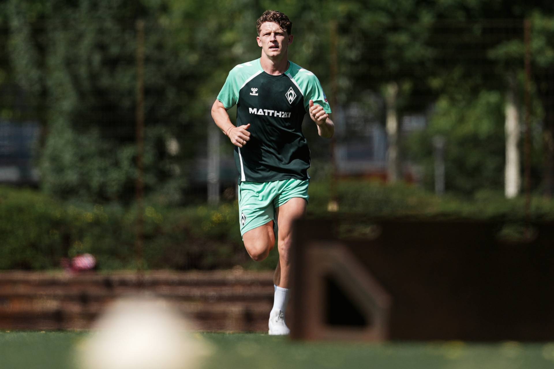 Jens Stage joggt über den Trainingsplatz.