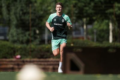 Jens Stage joggt über den Trainingsplatz.