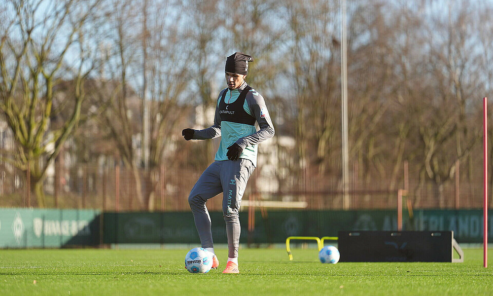 null Justin Njinmah schießt gegen einen Ball beim individuellen Training