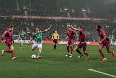 Marco Grüll holt beim letzten Spiel gegen Augsburg umzingelt von mehreren Gegenspielern zum Schuss aus.