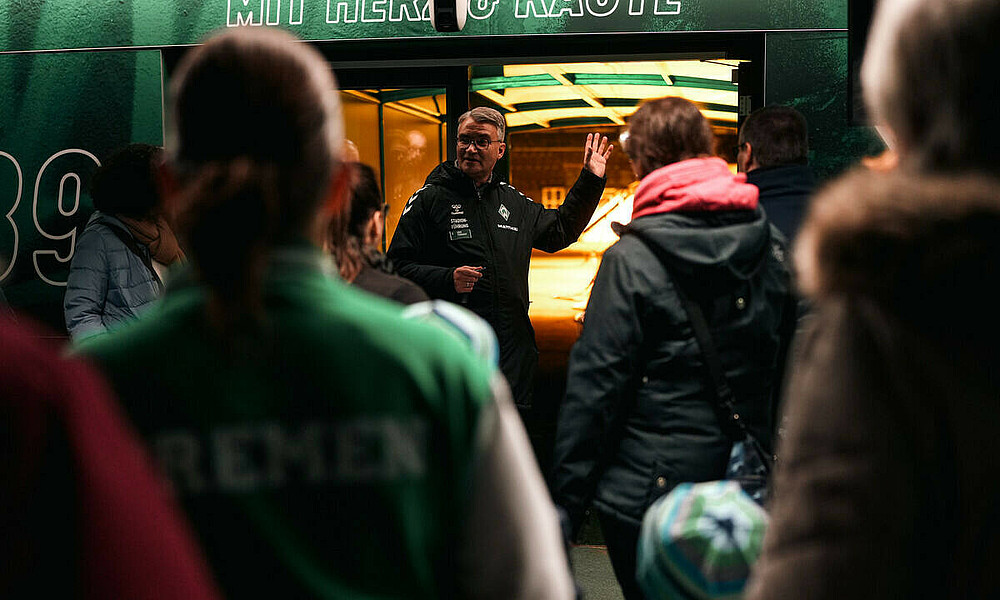 Stadionführer zeigt den Besuchenden den Spielertunnel.