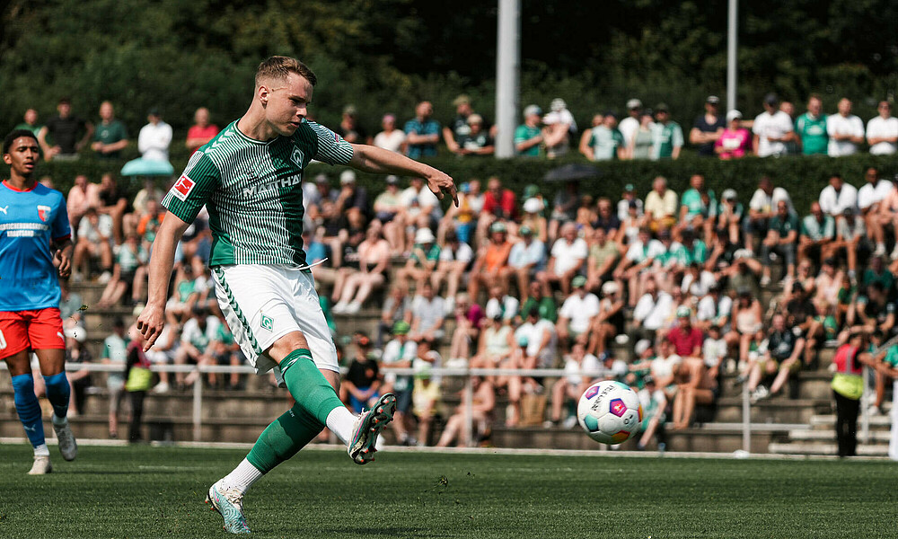 Niklas Schmidt mit Ball am Fuß. 