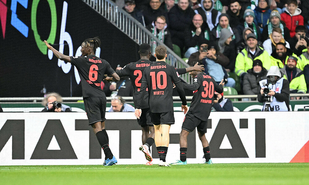 Die Leverkusener Spieler sind von hinten beim jubeln zu sehen.