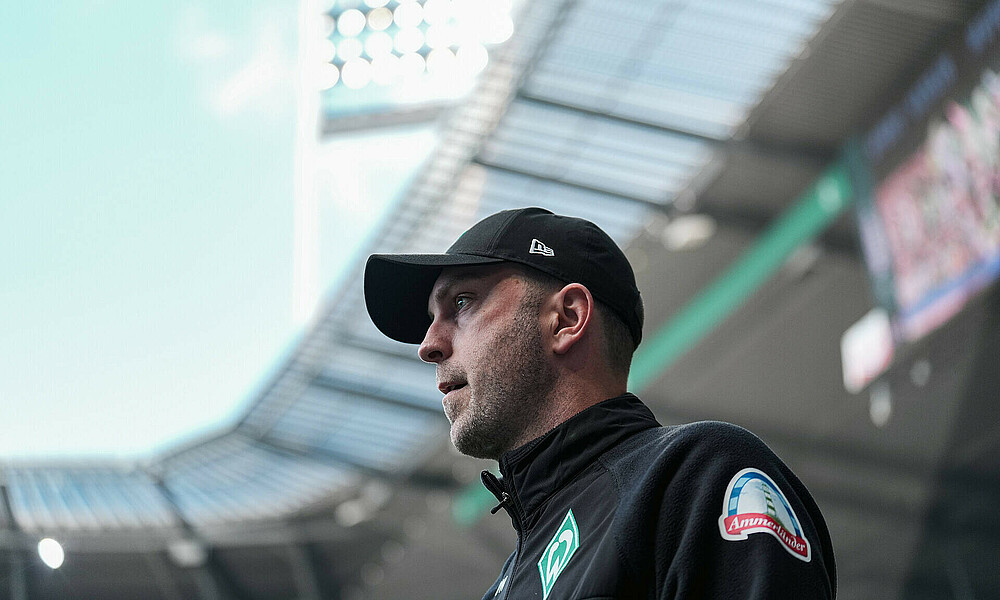 Ole Werner von der Seite mit Kappe im Weserstadion