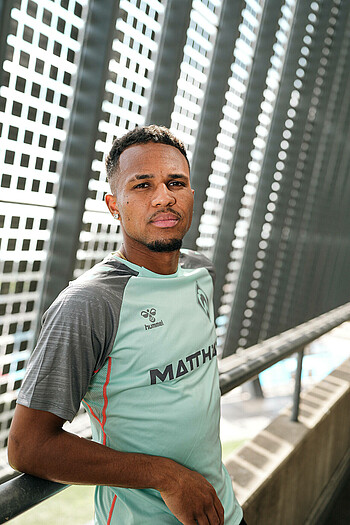 Felix Agu im Trainingsshirt der Saison 2024/25