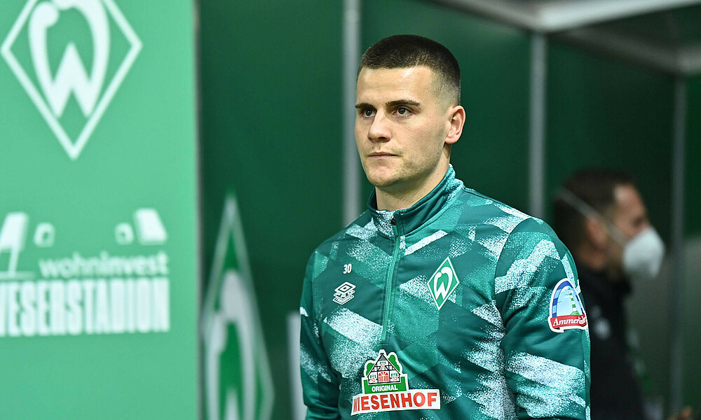 null Michael Zetterer geht durch den Spielertunnel zum Aufwärmen vor einem Spiel.