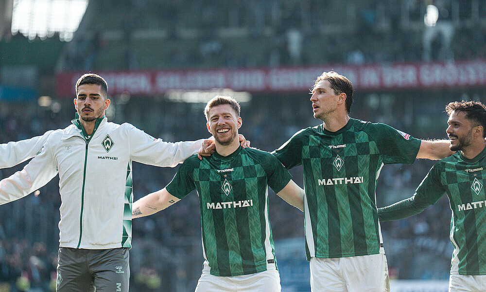 Weiser feiert mit Silva und Stark vor der Ostkurve