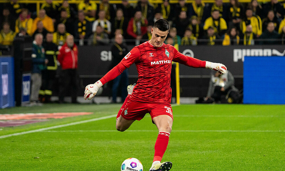 null Michael Zetterer schießt den Ball.