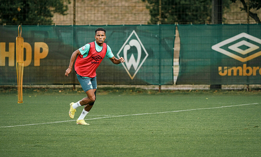 Felix Agu setzt im Training zum Sprint an. 