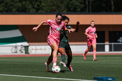 Luna Vanzier läuft mit dem Ball am Fuß und eine Gegenspielerin versucht, den Ball zu erobern.