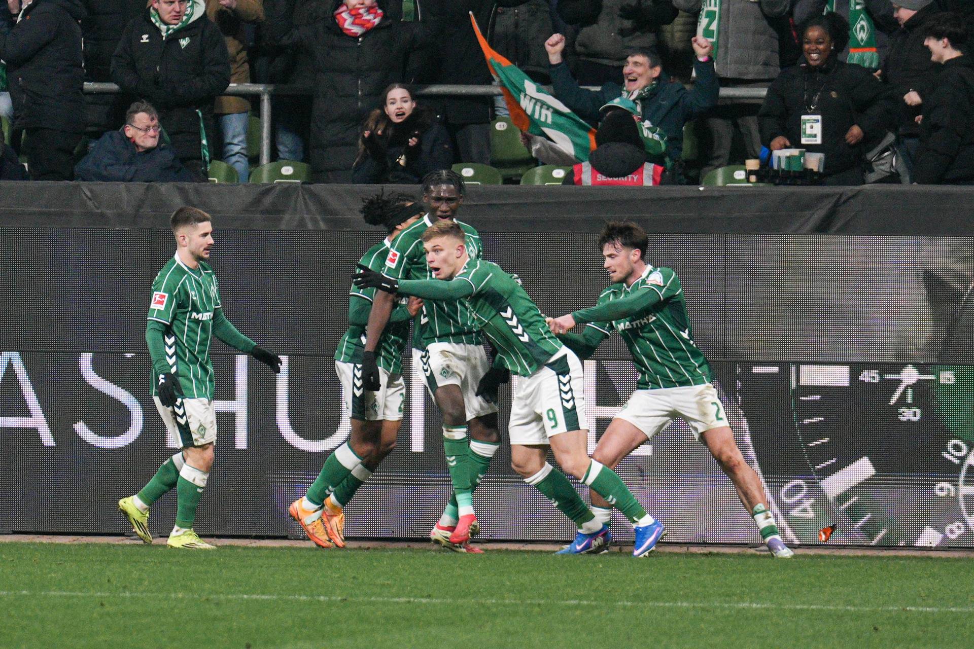 Keke Topp jubelt mit seinen Mitspielern nach seinem Tor gegen Gladbach.